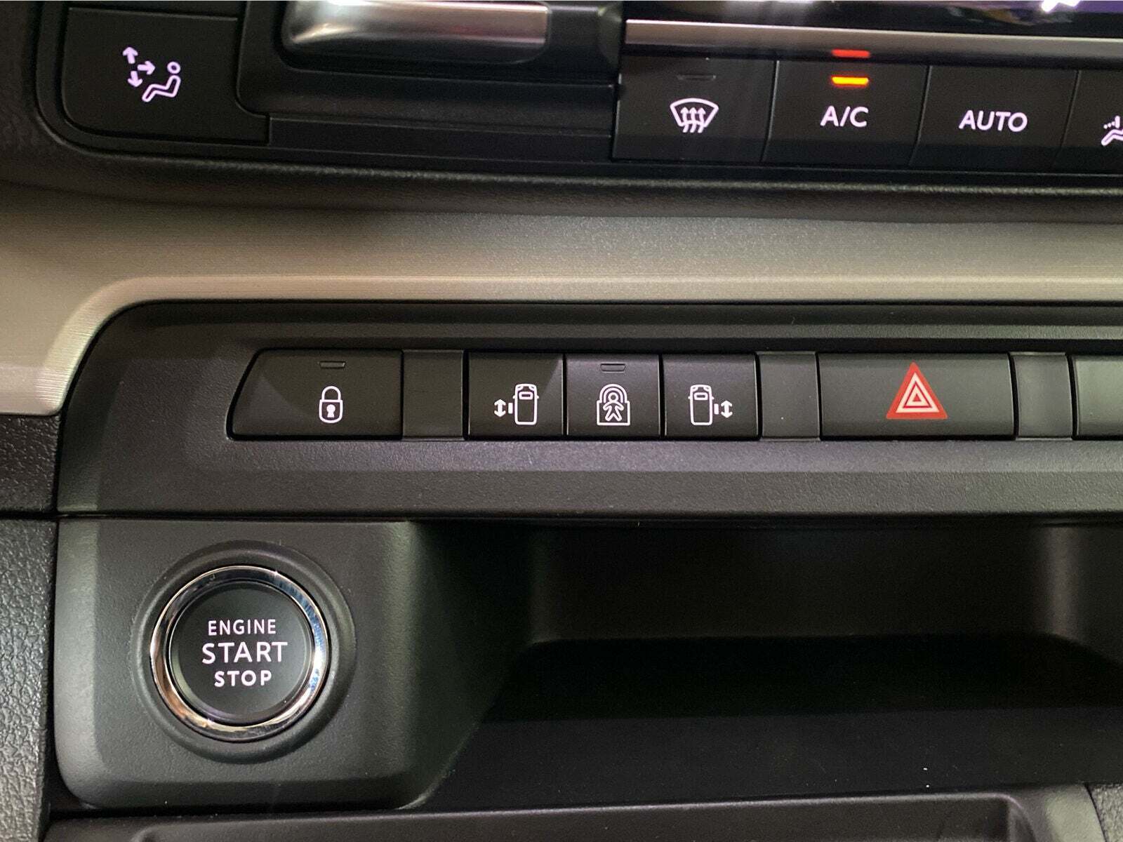 Sort Peugeot e-Traveller fra 2023