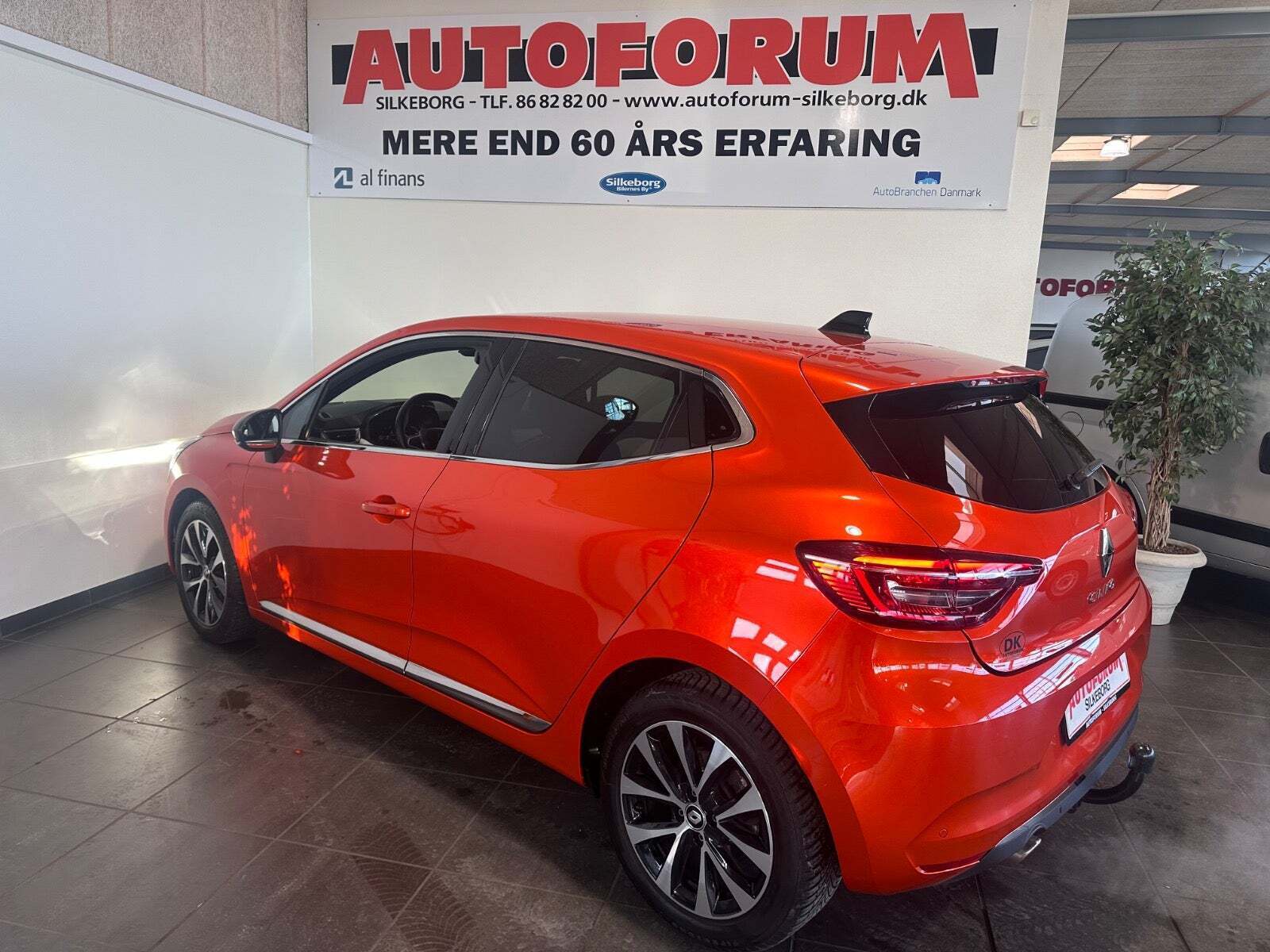 Orange Renault Clio V fra 2023