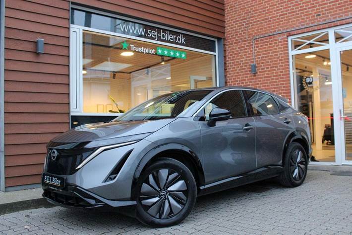 Grå Nissan Ariya fra 2023 set udefra
