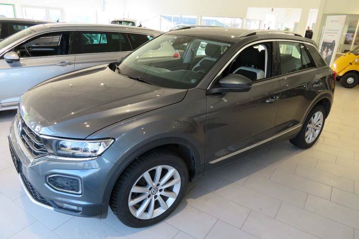 Grå VW T-Roc fra 2020 set udefra