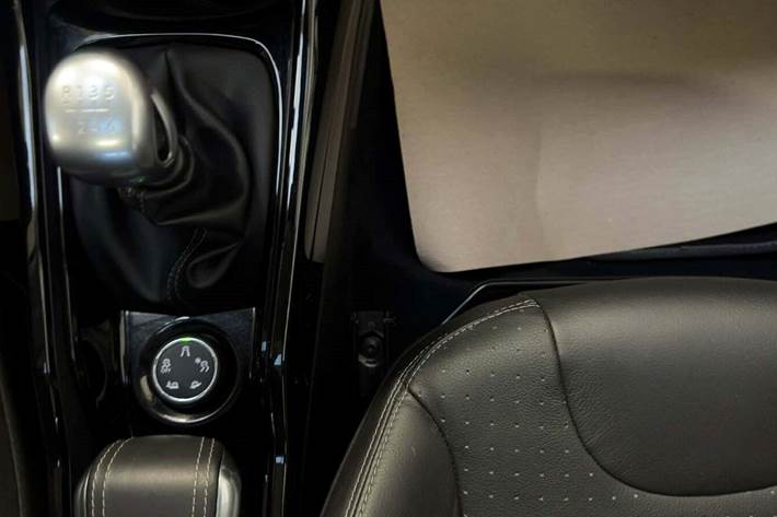 Sort Peugeot 2008 fra 2017