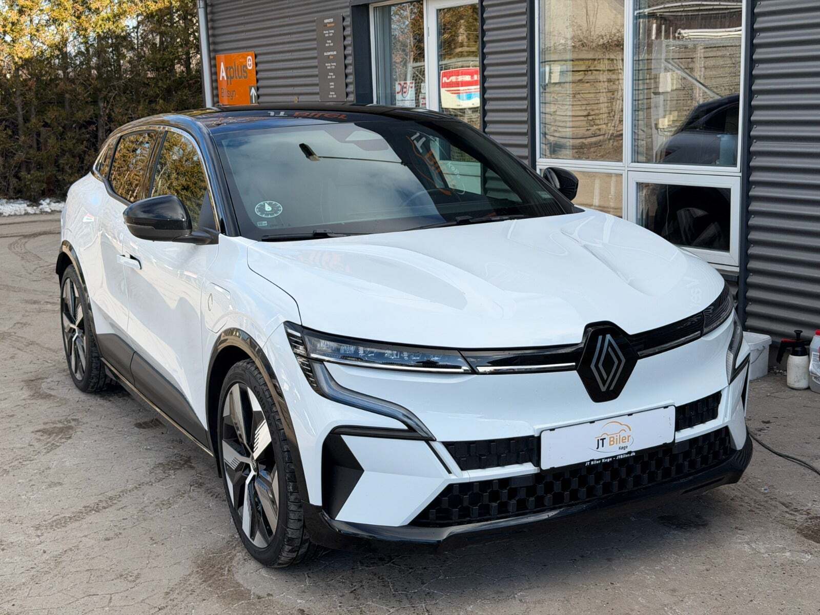 Hvid Renault Megane E-Tech fra 2022 set udefra
