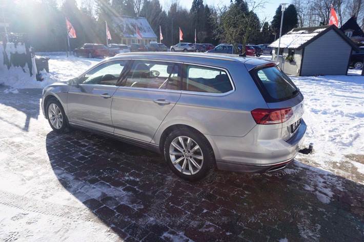 Grå VW Passat fra 2019