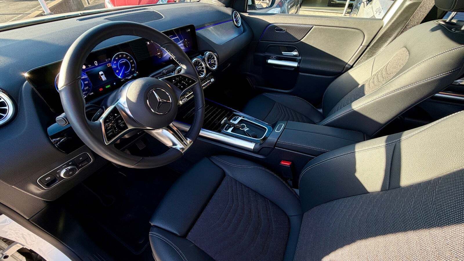 Hvid Mercedes EQA300 fra 2024