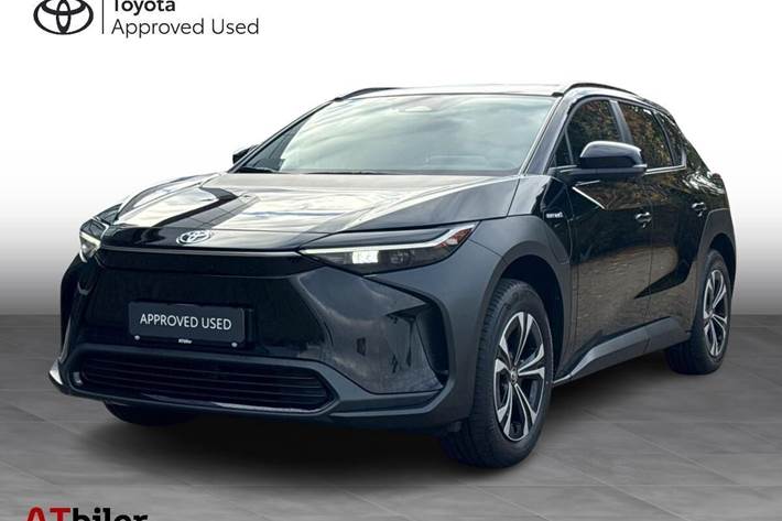 Sort Toyota BZ4X fra 2024 set udefra