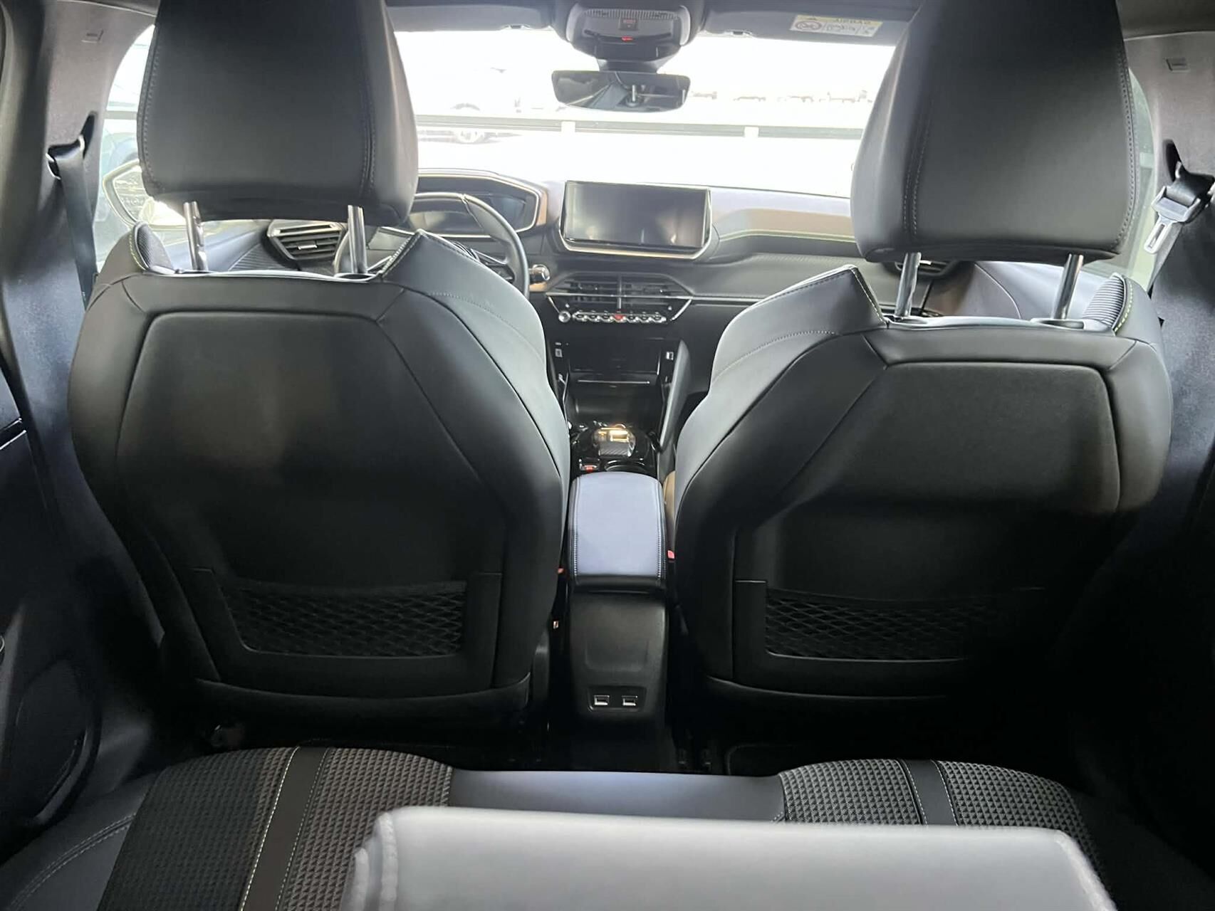 Grå Peugeot e-208 fra 2023