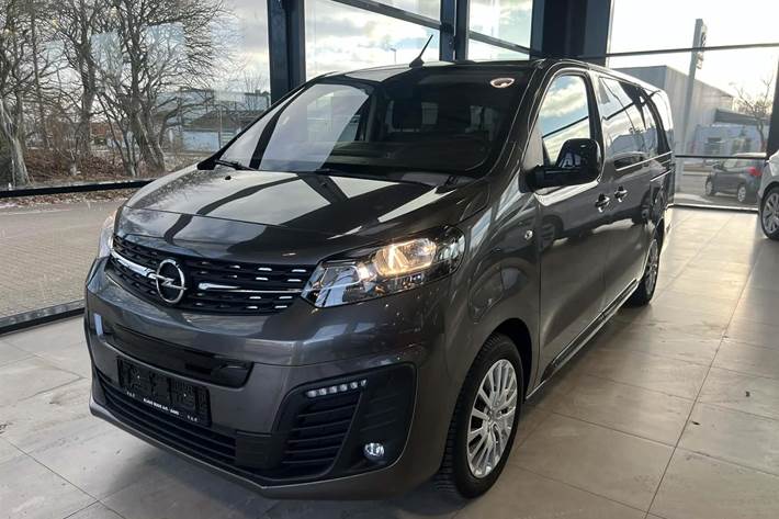 Grå Opel Zafira-e Life fra 2023 set udefra