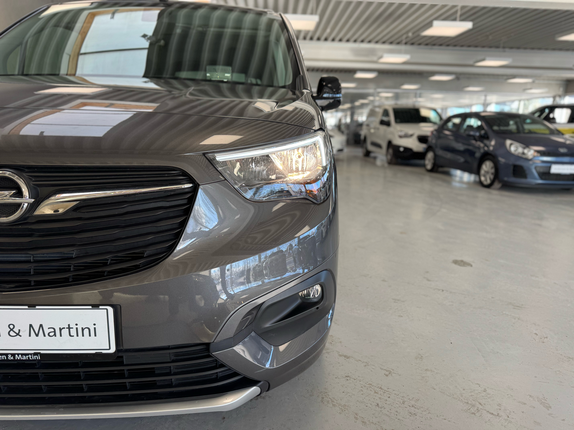 Grå Opel Combo-e Life fra 2024