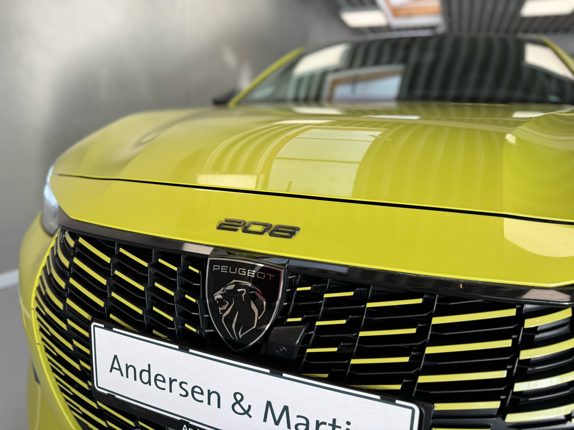 Gul Peugeot e-208 fra 2024