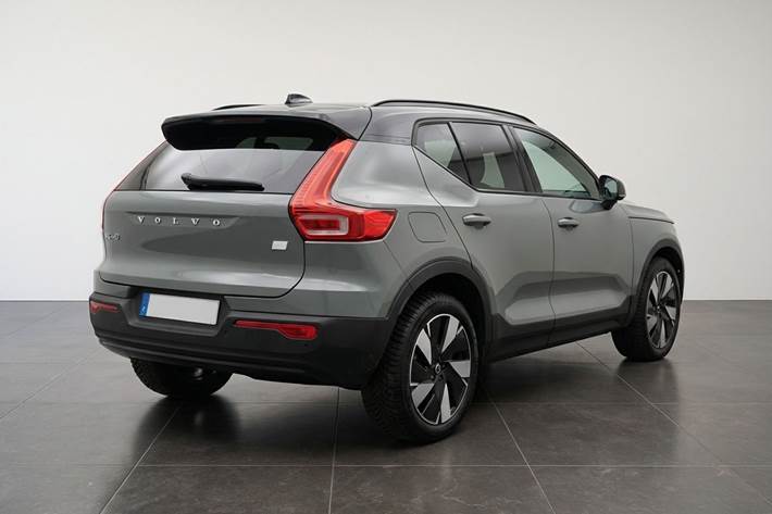 Grøn Volvo XC40 fra 2024