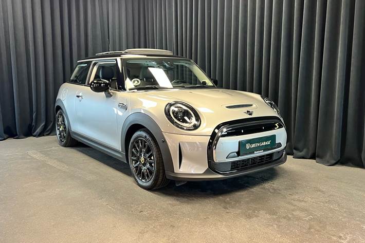 Sølv Mini Cooper fra 2023 set udefra