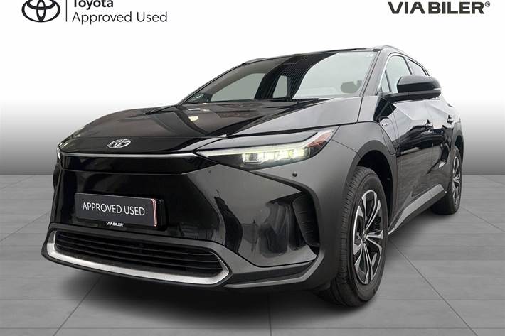 Sort Toyota BZ4X fra 2025 set udefra