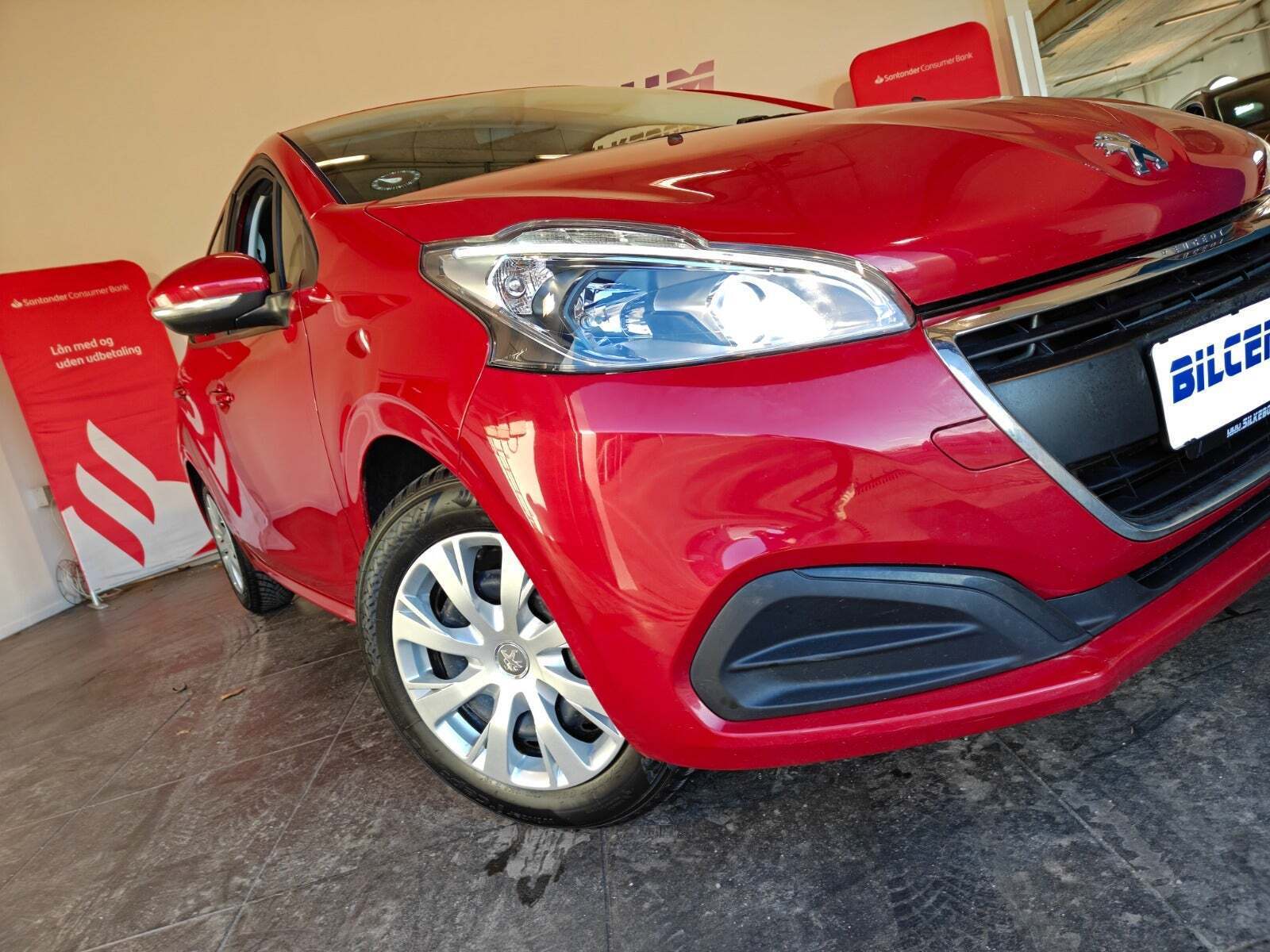 Rød Peugeot 208 fra 2018