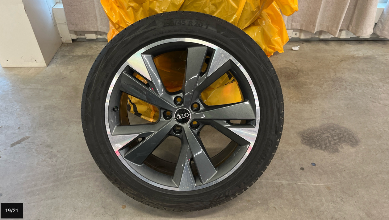 Grå Audi Q4 e-tron fra 2023