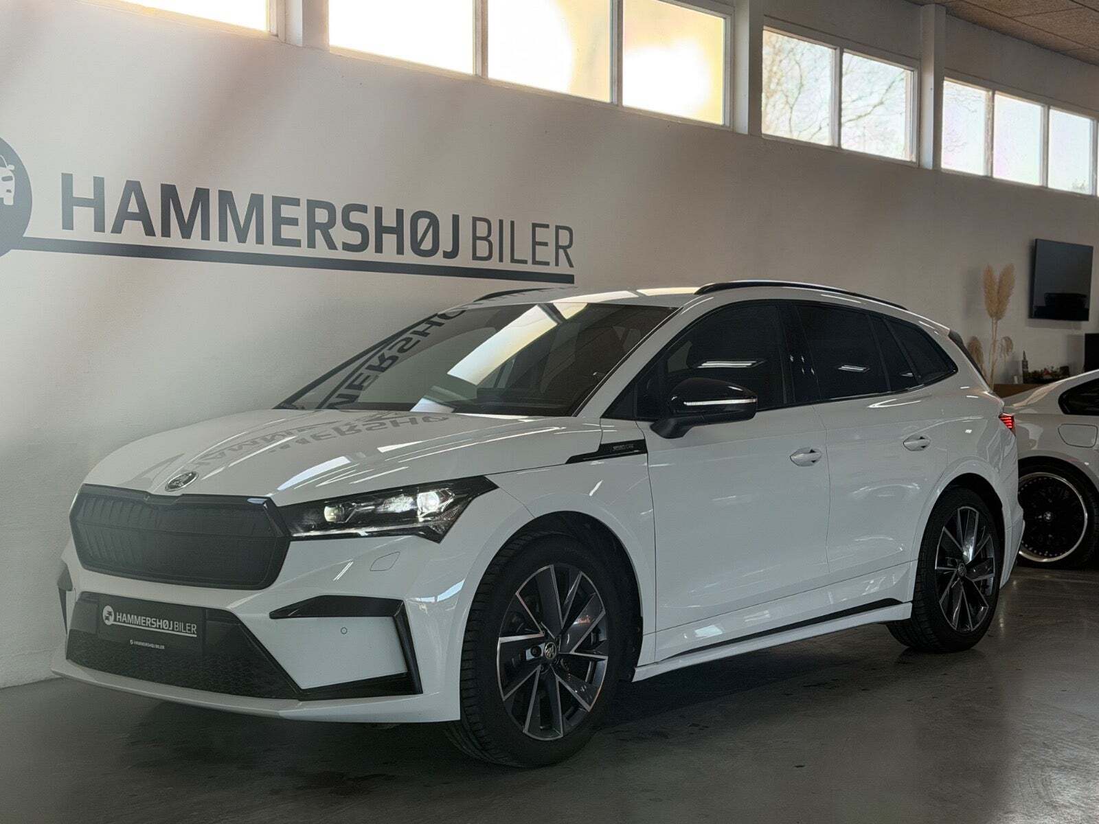 Hvid Skoda Enyaq fra 2023