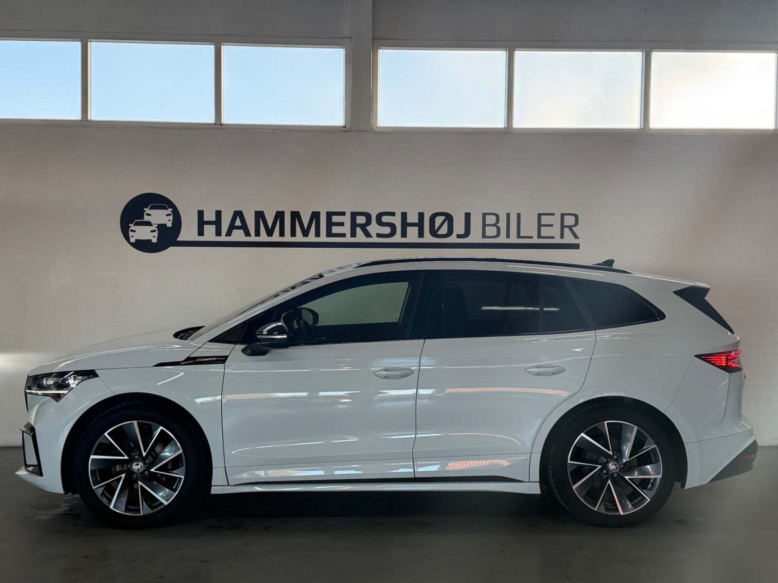 Hvid Skoda Enyaq fra 2023