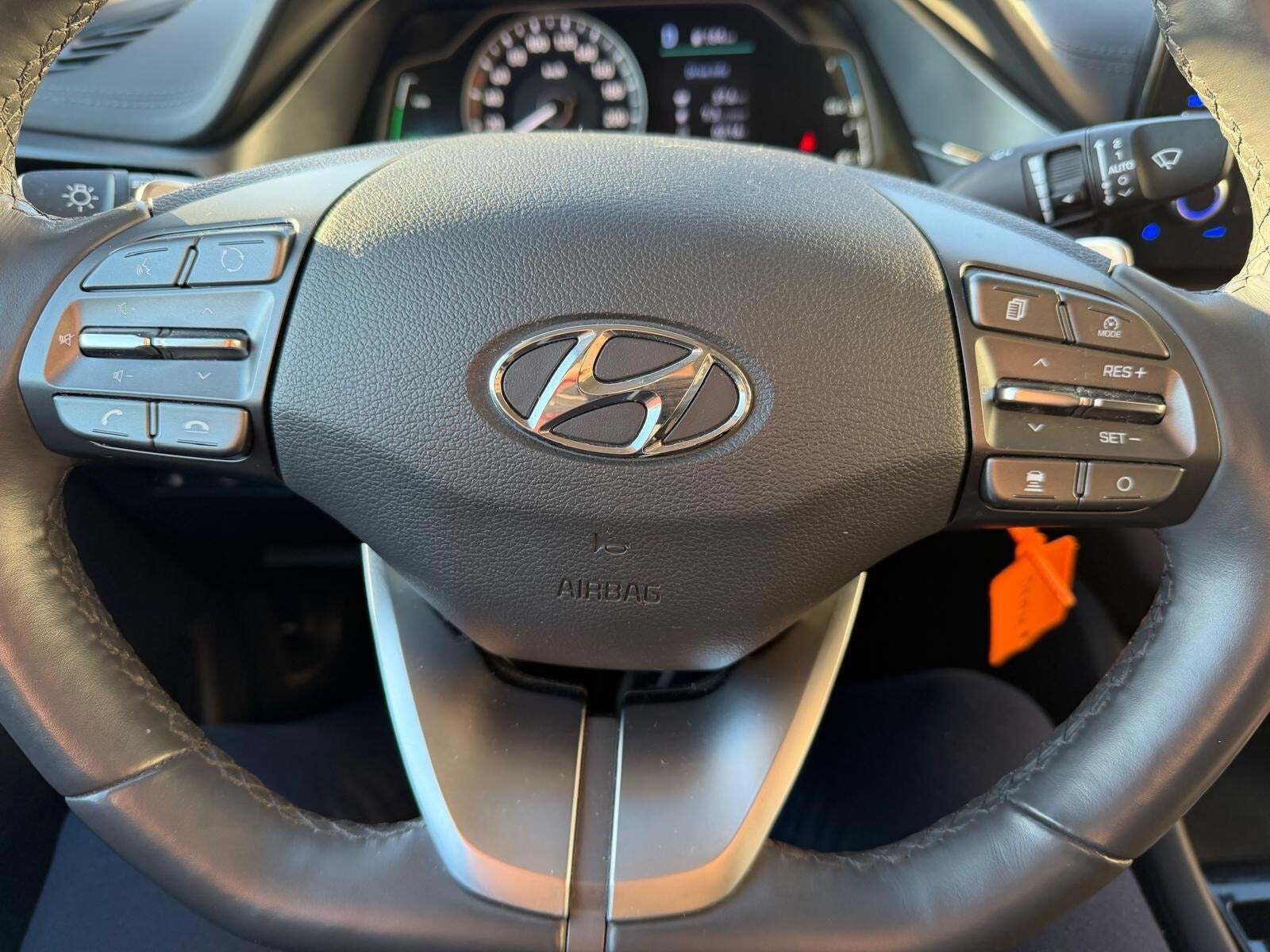 Grå Hyundai Ioniq fra 2021