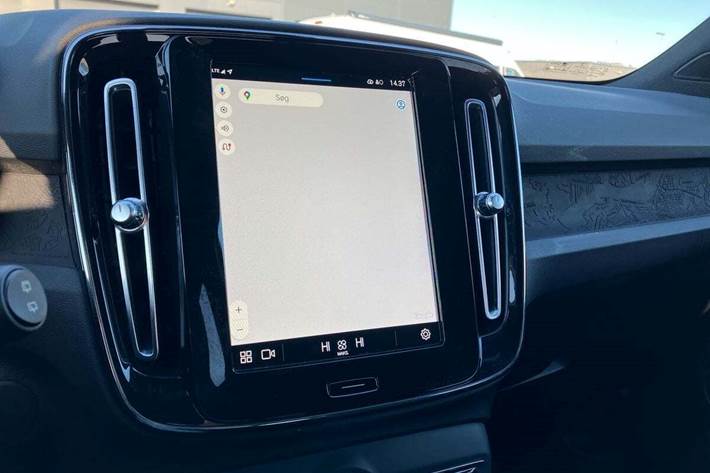 Blå Volvo XC40 fra 2022