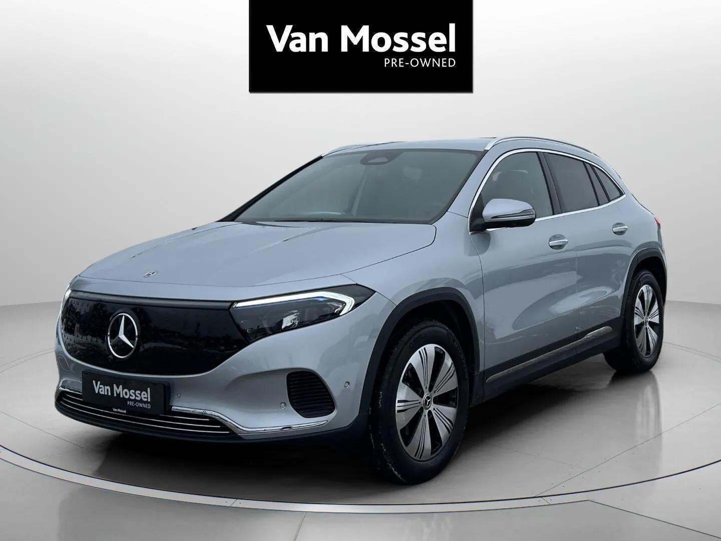 Sølv Mercedes EQA250 fra 2024 set udefra