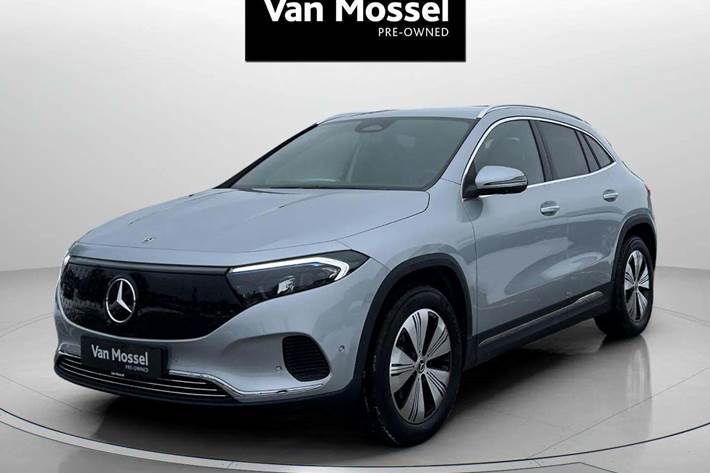 Sølv Mercedes EQA250 fra 2024 set udefra