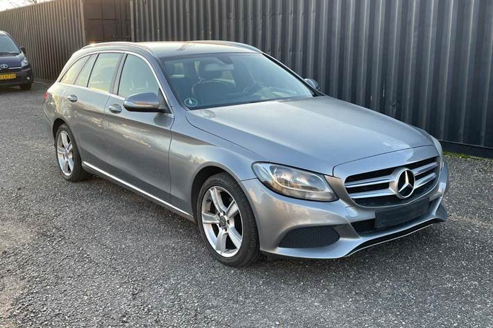Grå Mercedes C200 fra 2015 set udefra