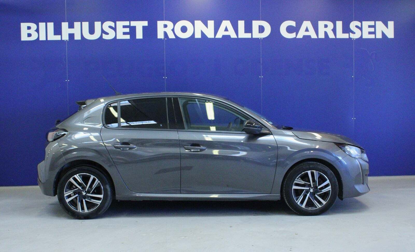 Grå Peugeot 208 fra 2023