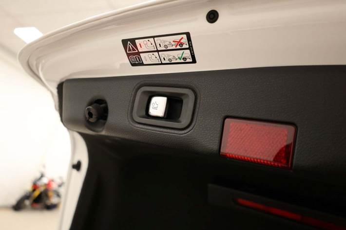 Hvid Mercedes E300 e fra 2021