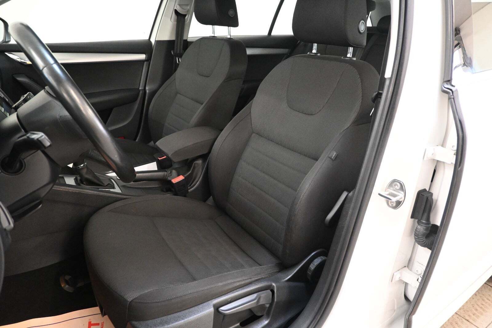 Hvid Skoda Octavia fra 2015