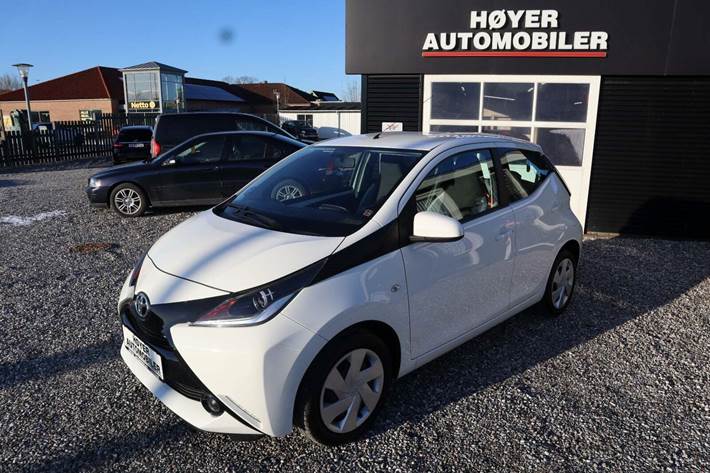 Hvid Toyota Aygo fra 2016 set udefra