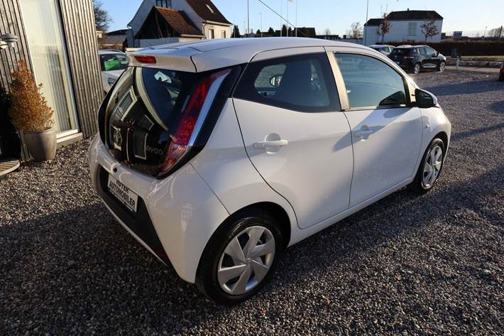 Hvid Toyota Aygo fra 2016