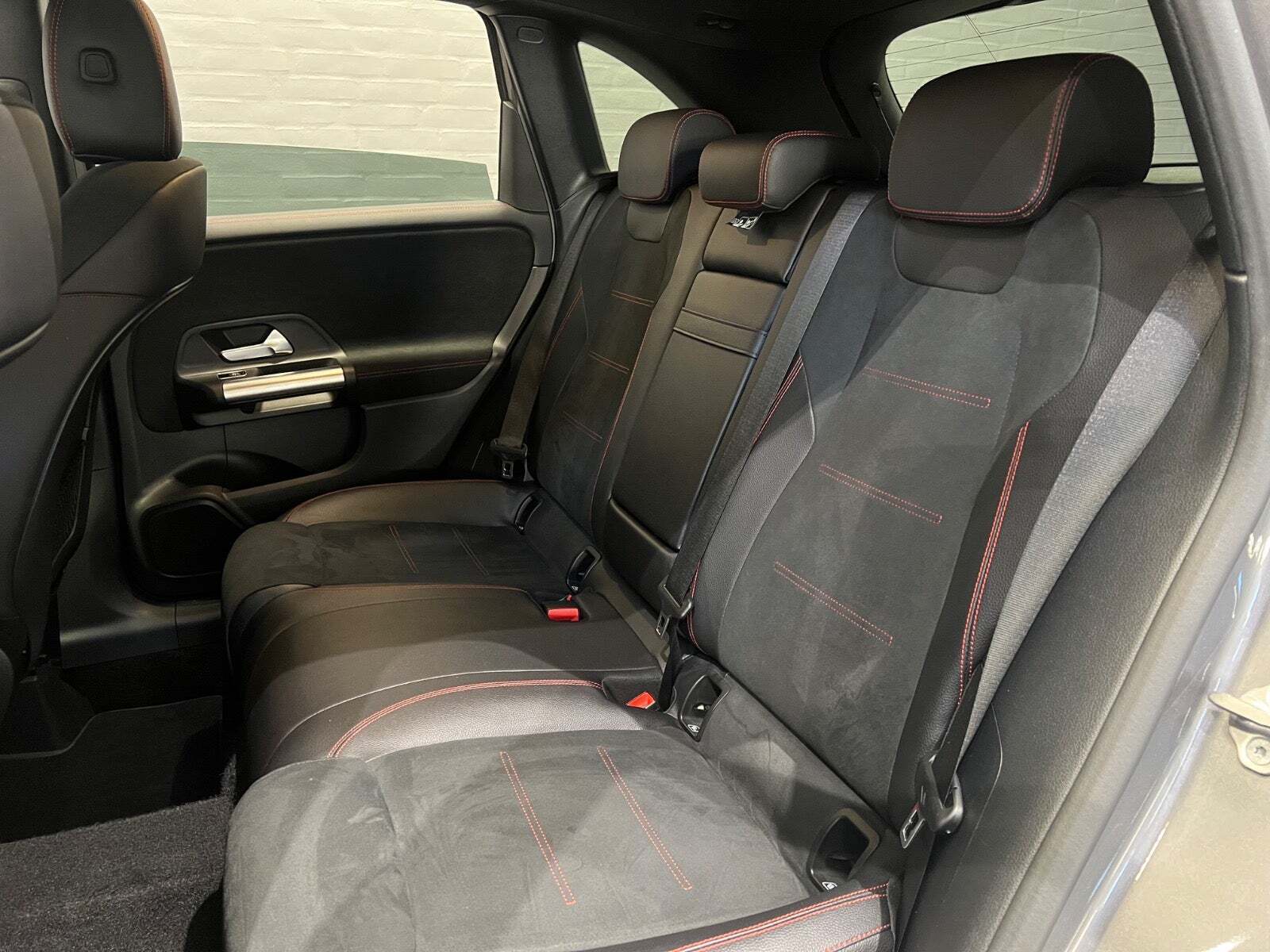 Grå Mercedes B200 fra 2020