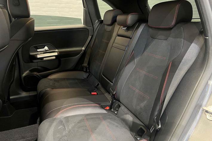 Grå Mercedes B200 fra 2020