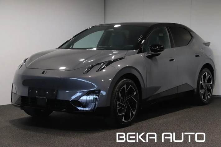 Grå Lynk & Co 02 fra 2025 set udefra