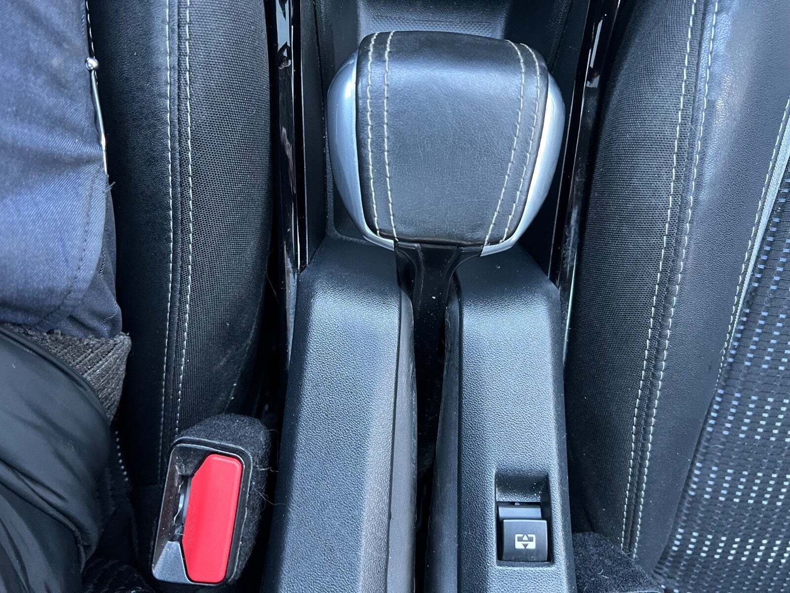 Grå Peugeot 2008 fra 2017