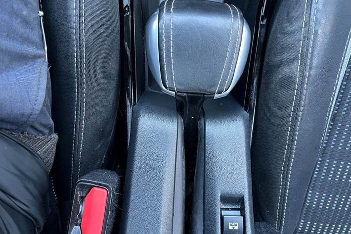 Grå Peugeot 2008 fra 2017