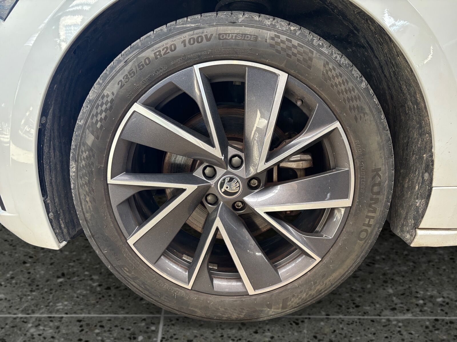 Hvid Skoda Enyaq fra 2022