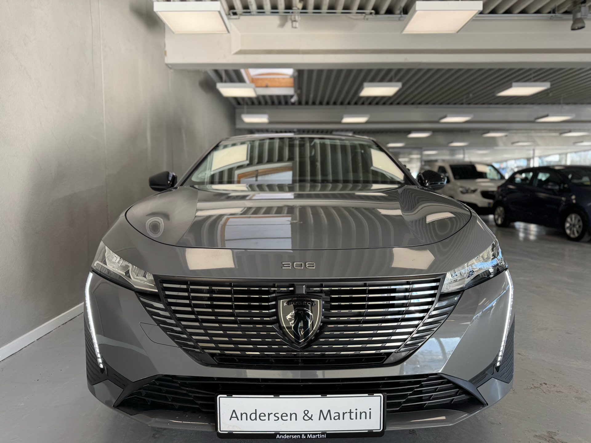 Grå Peugeot E-308 fra 2024
