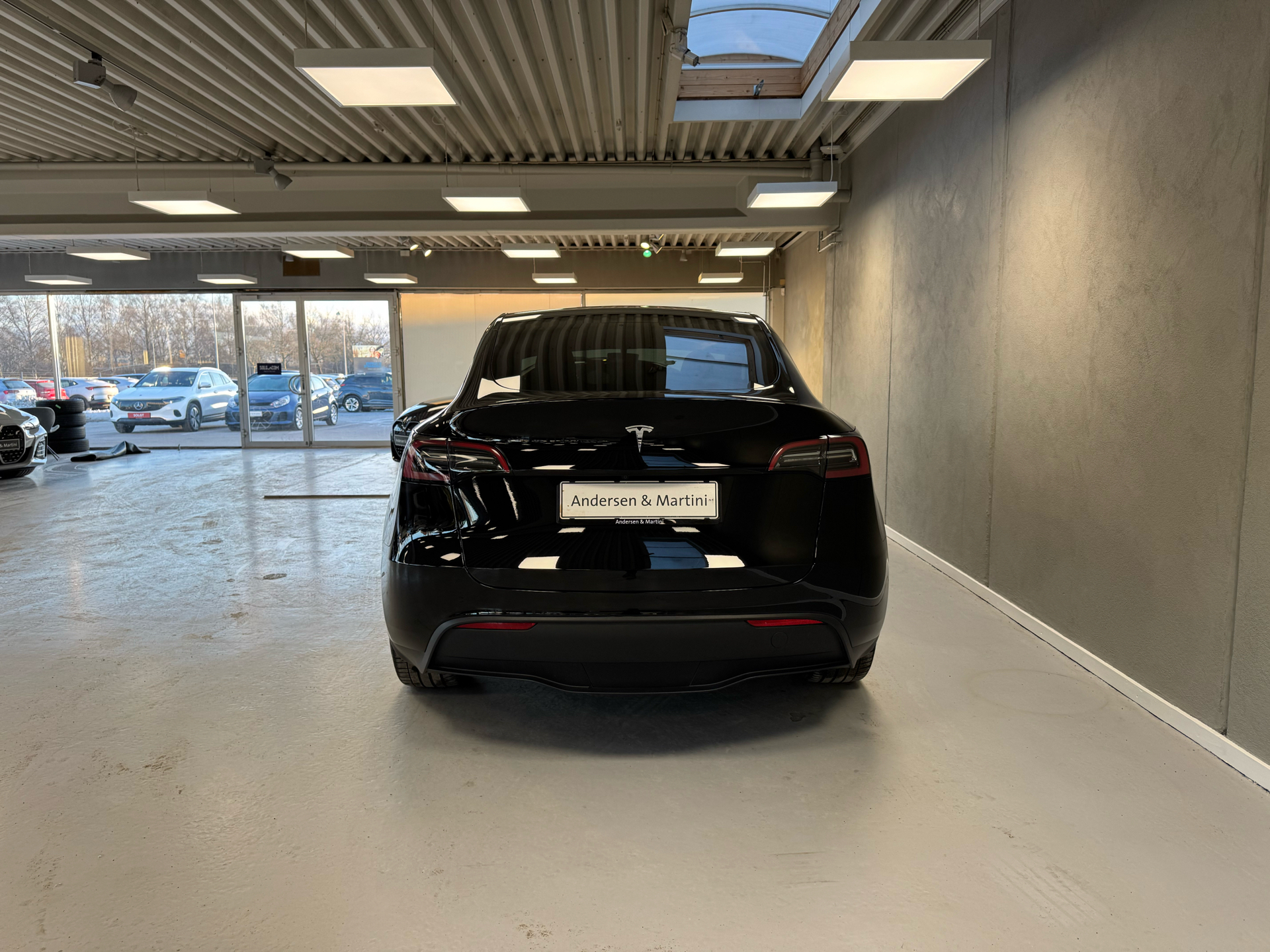 Sort Tesla Model Y fra 2023