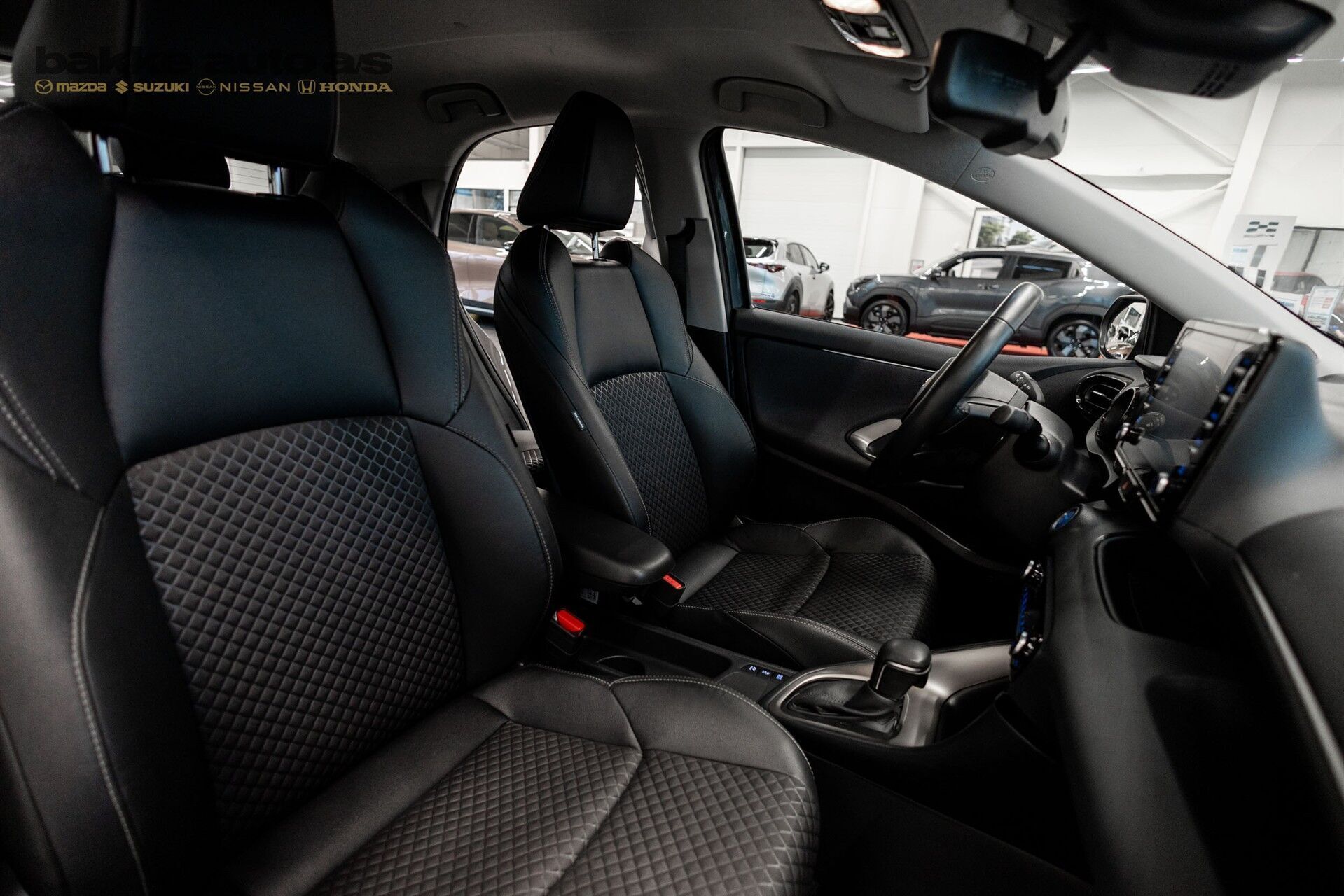 Grå Mazda 2 fra 2023