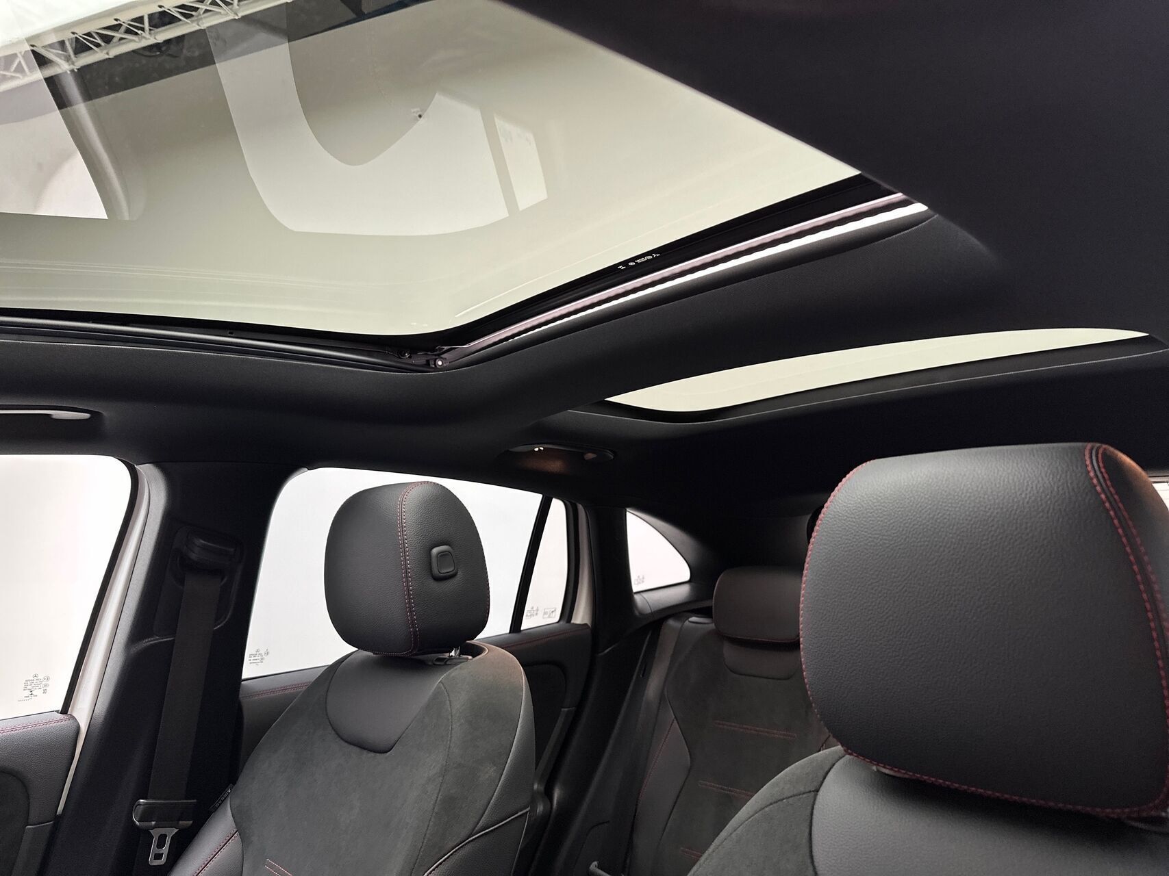 Hvid Mercedes EQA 250 fra 2021