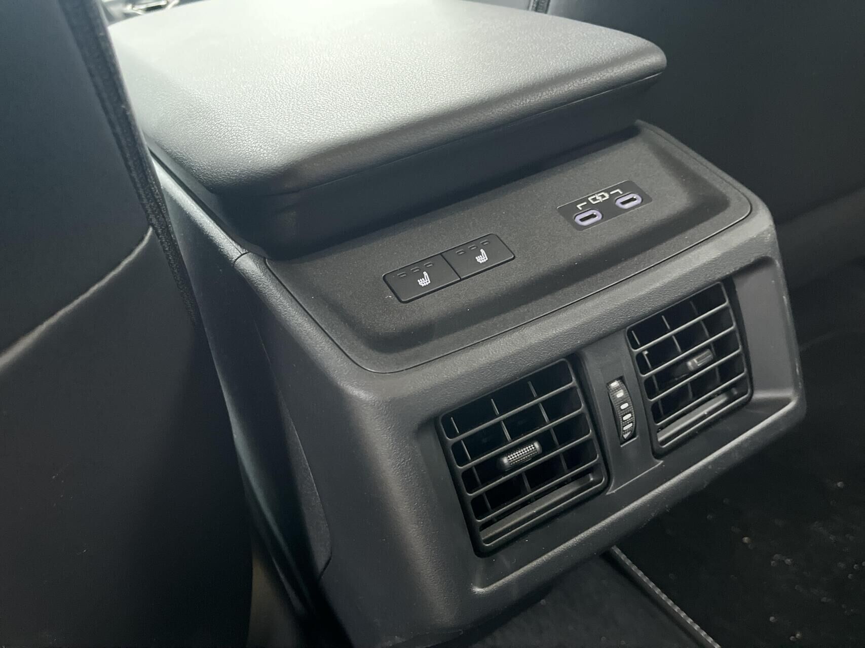 Blå Toyota BZ4X fra 2025