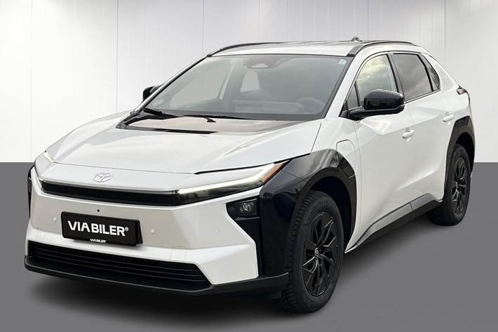 Hvid Toyota BZ4X fra 2025 set udefra
