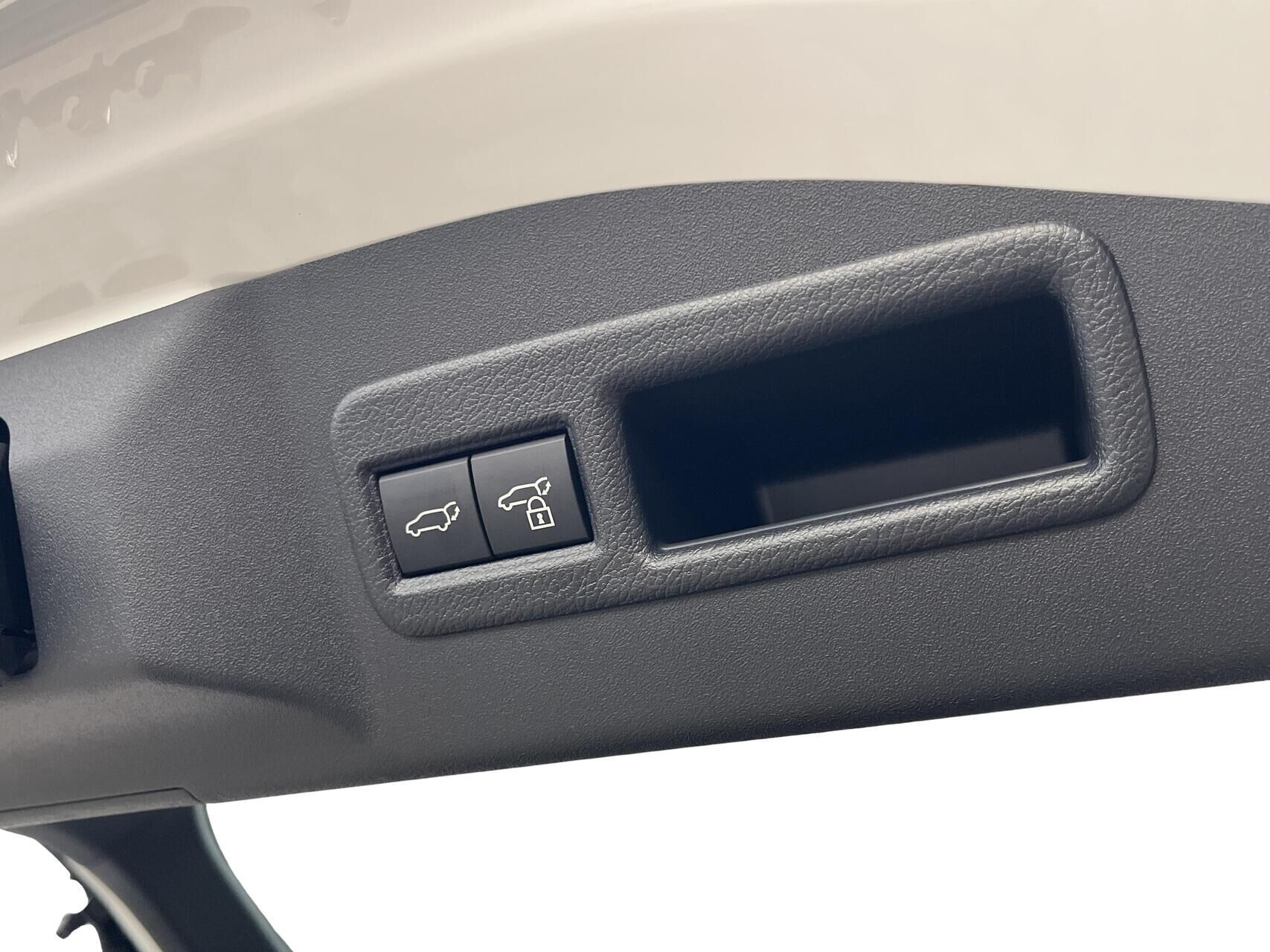 Hvid Toyota BZ4X fra 2025