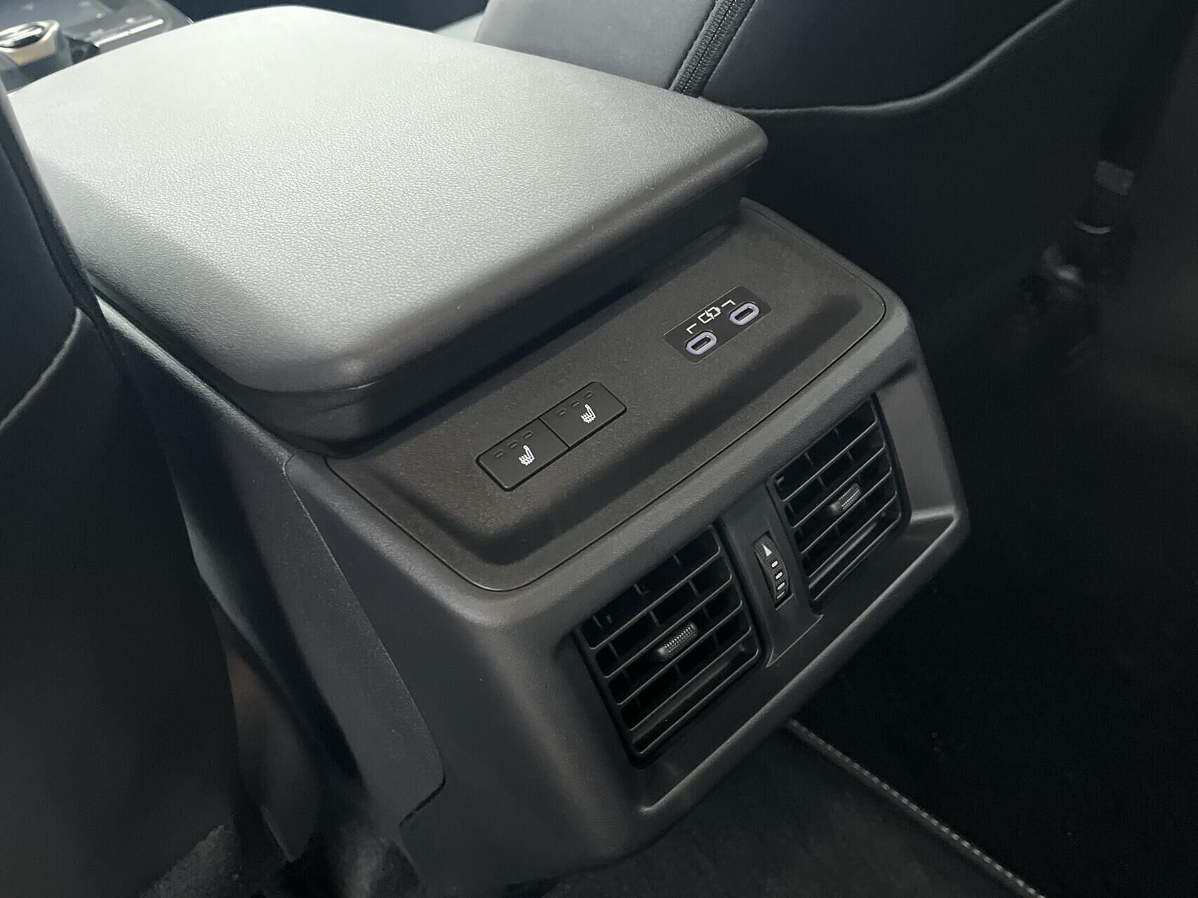 Hvid Toyota BZ4X fra 2025