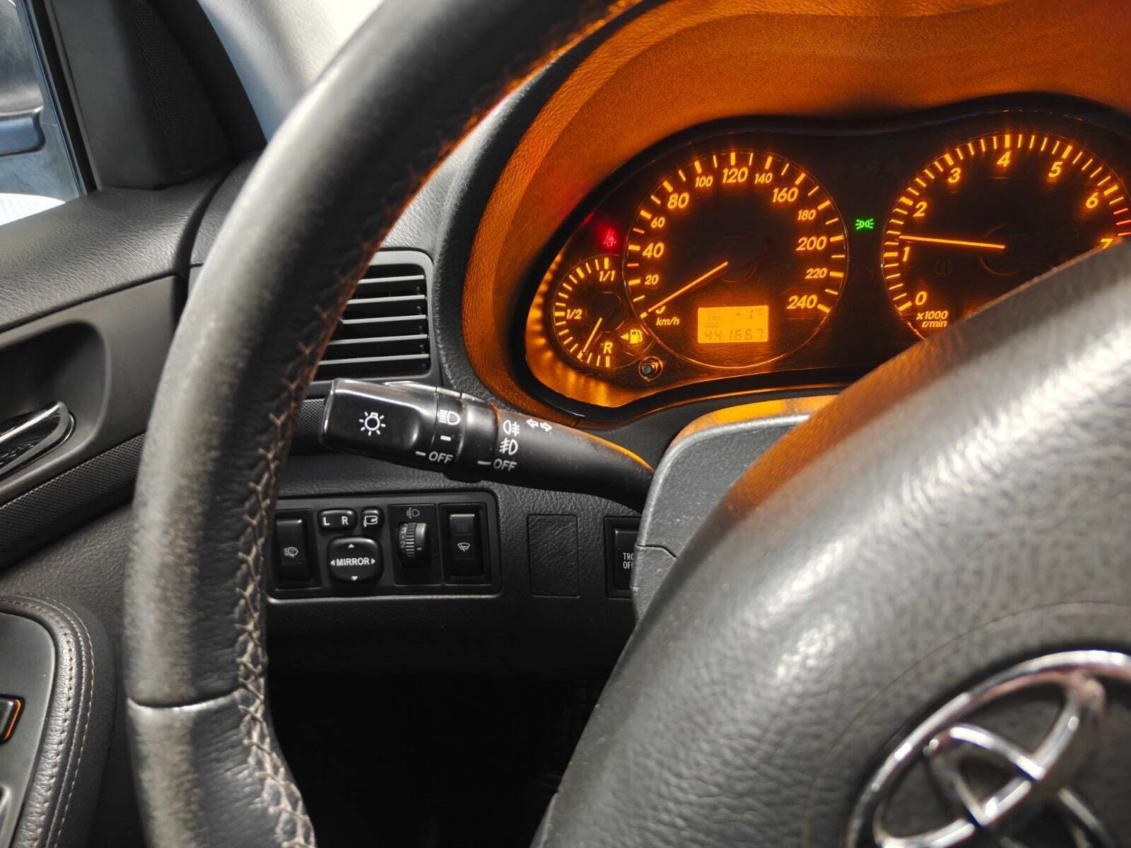 Gul Toyota Avensis fra 2006