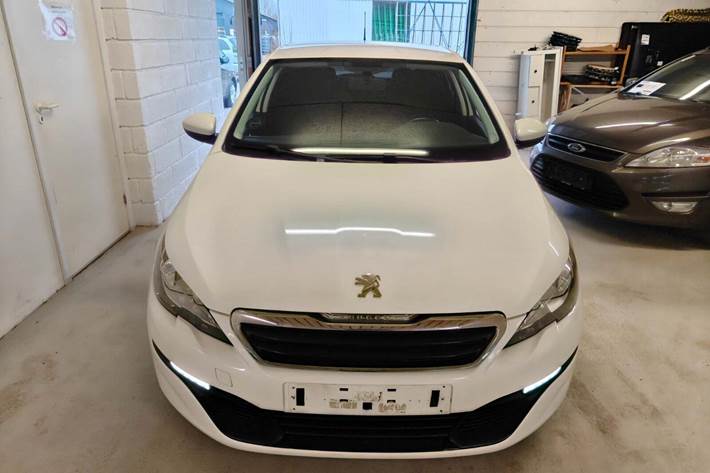 Gul Peugeot 308 fra 2014
