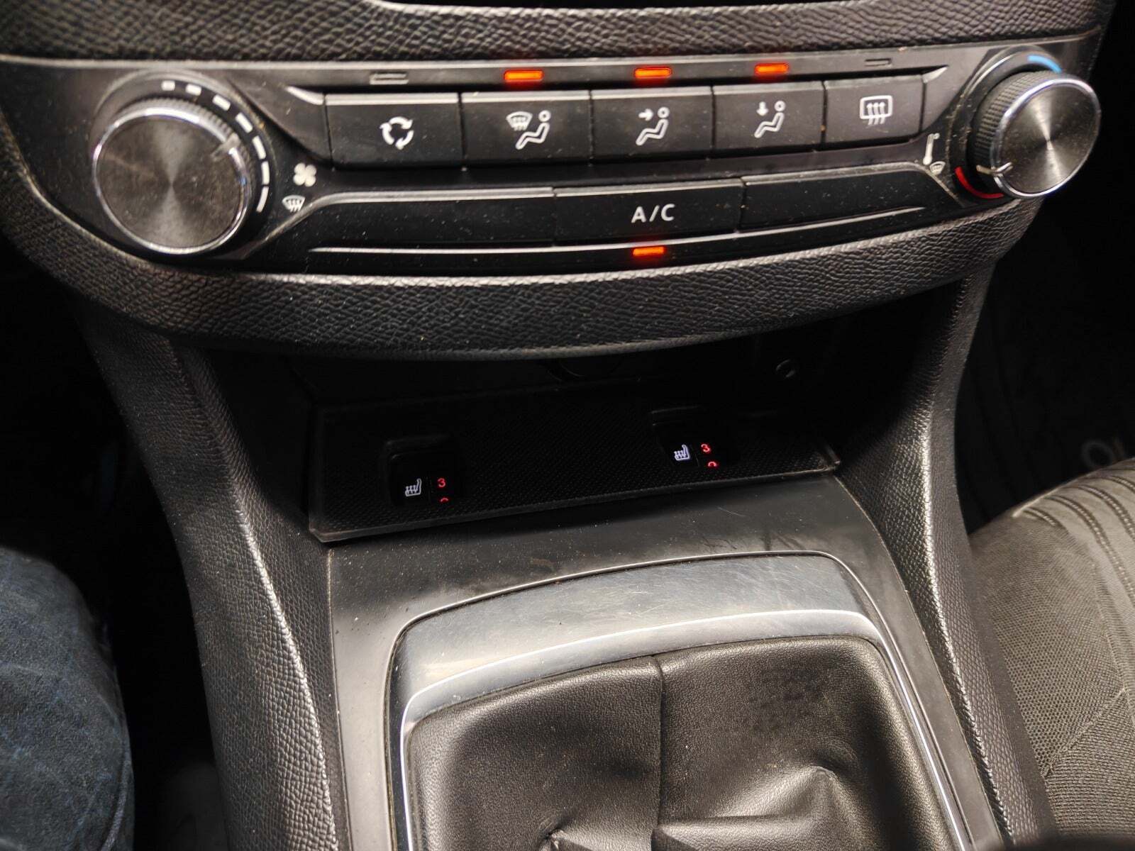 Gul Peugeot 308 fra 2014