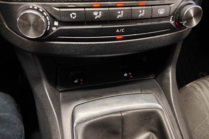 Gul Peugeot 308 fra 2014