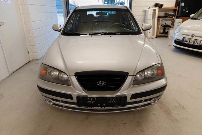 Gul Hyundai Elantra fra 2004 set udefra