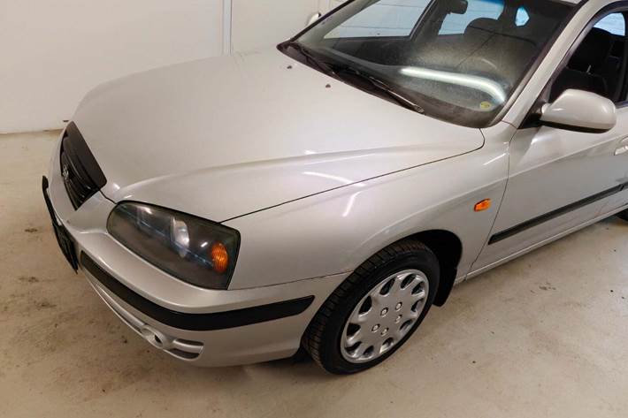 Gul Hyundai Elantra fra 2004 set udefra